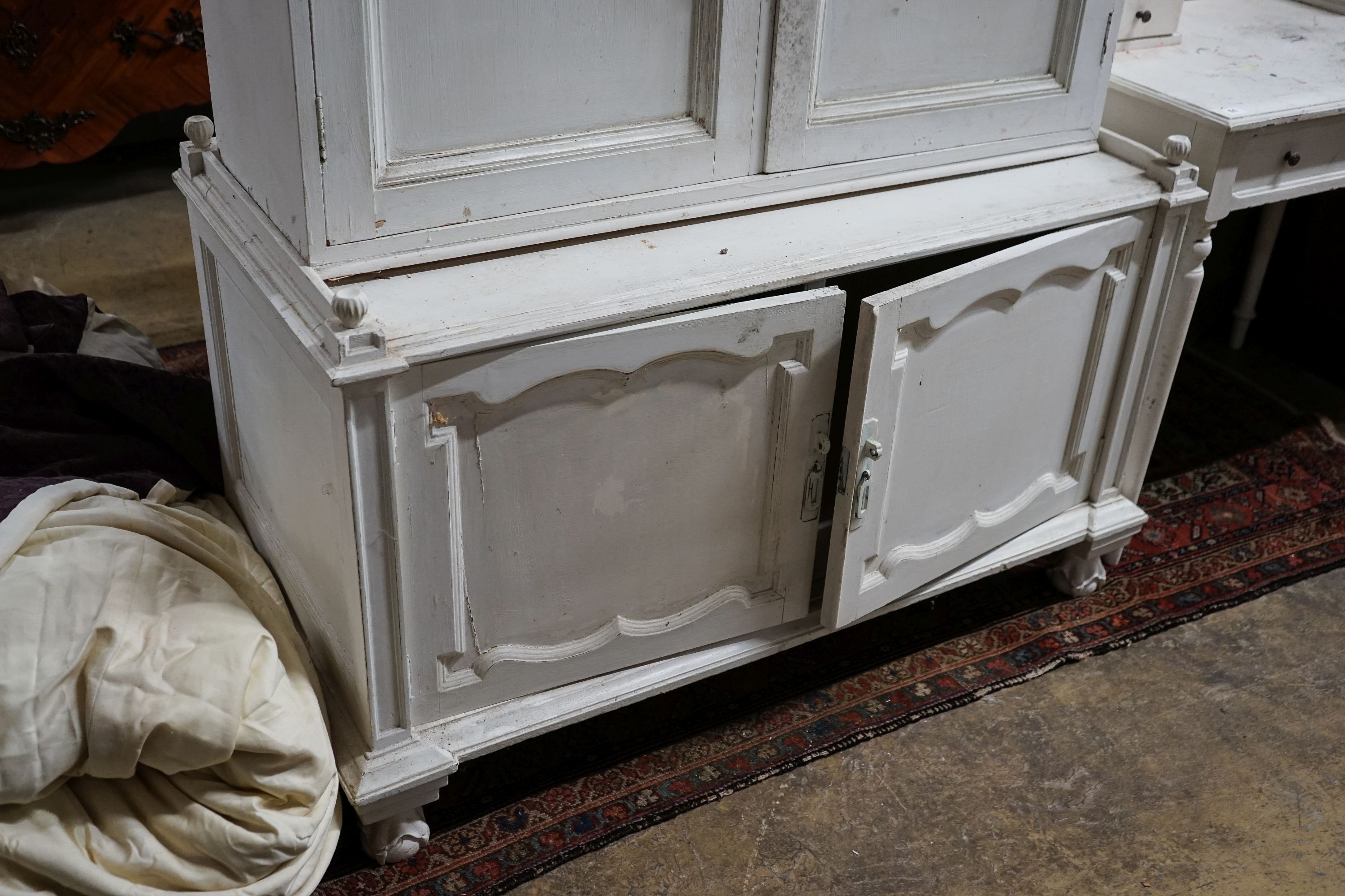 A painted four door cabinet, width 118cm, depth 60cm, height 152cm